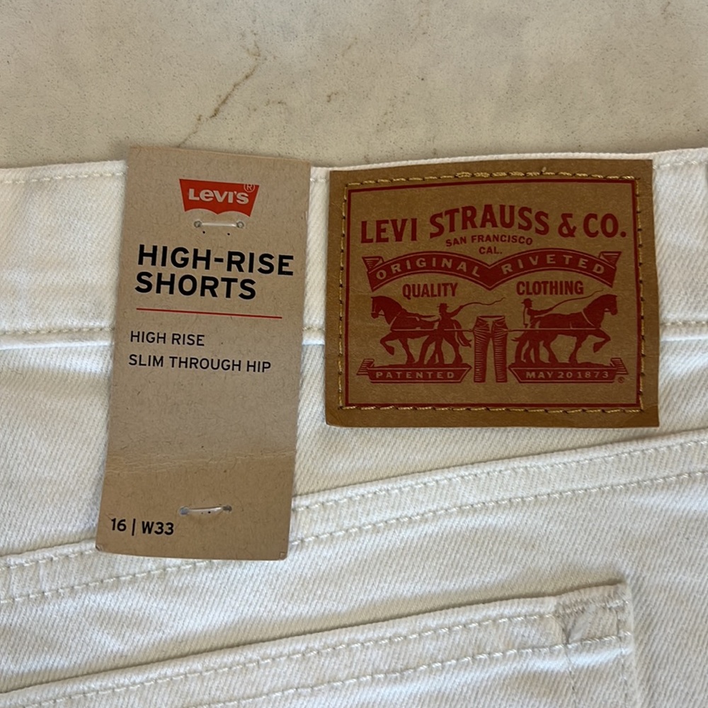 Levi’s High Rise Shorts - Picture 3 of 4